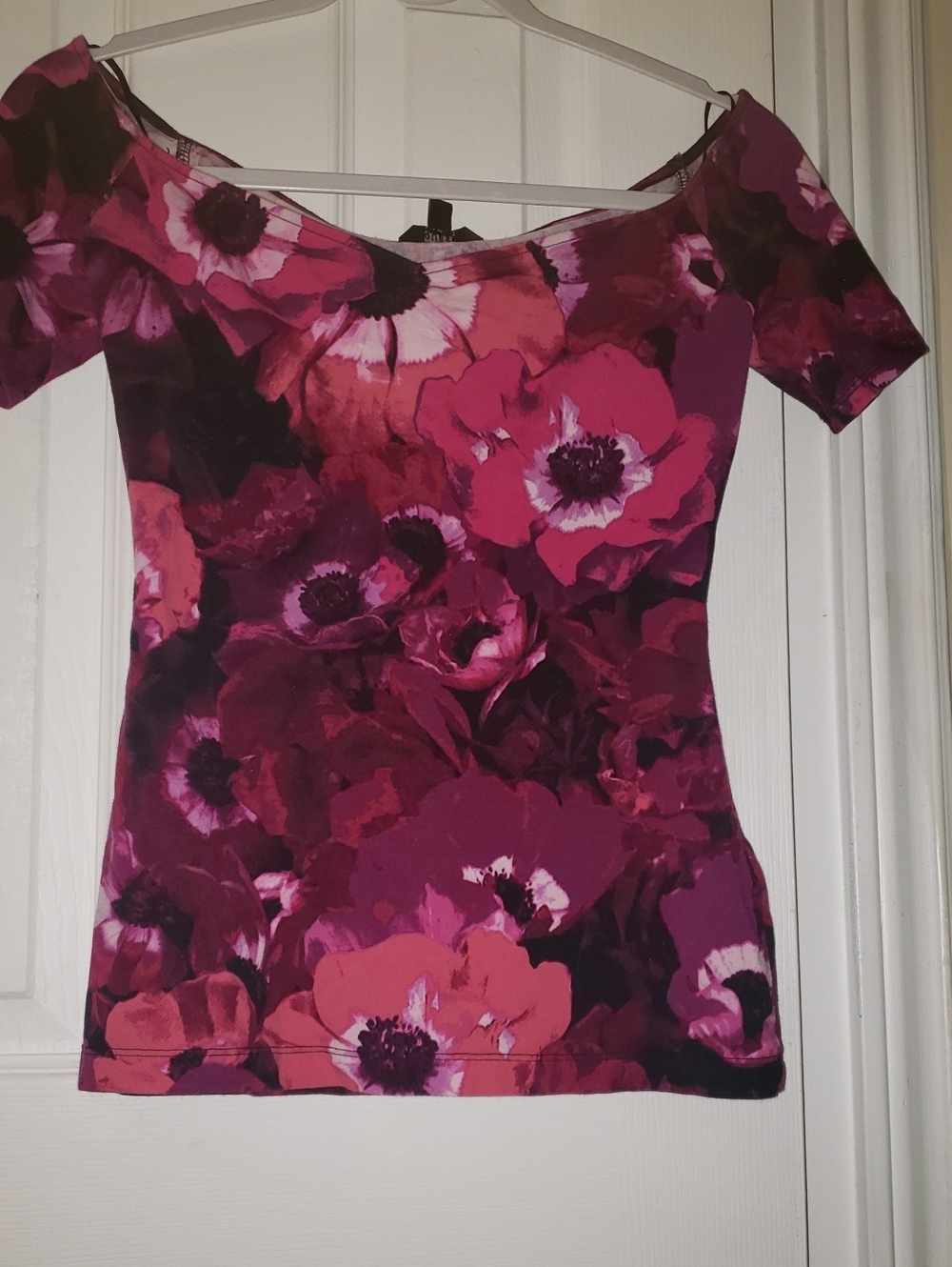 Guess Floral Off-Shoulder Open Back Shirt